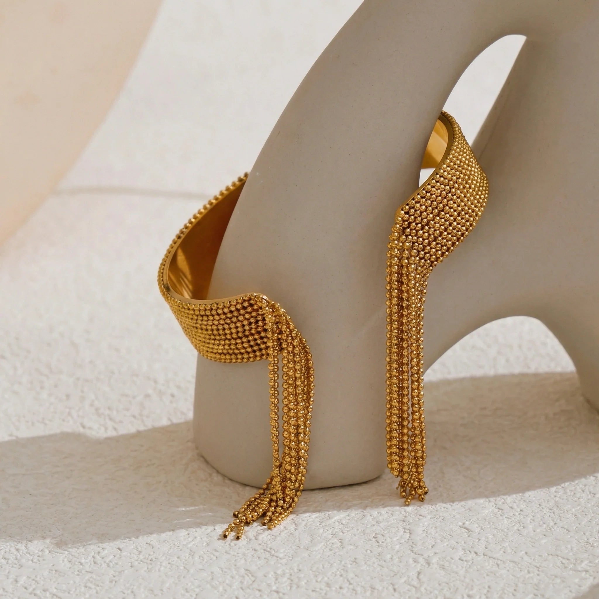 Otwarta bransoletka z łańcuszkami