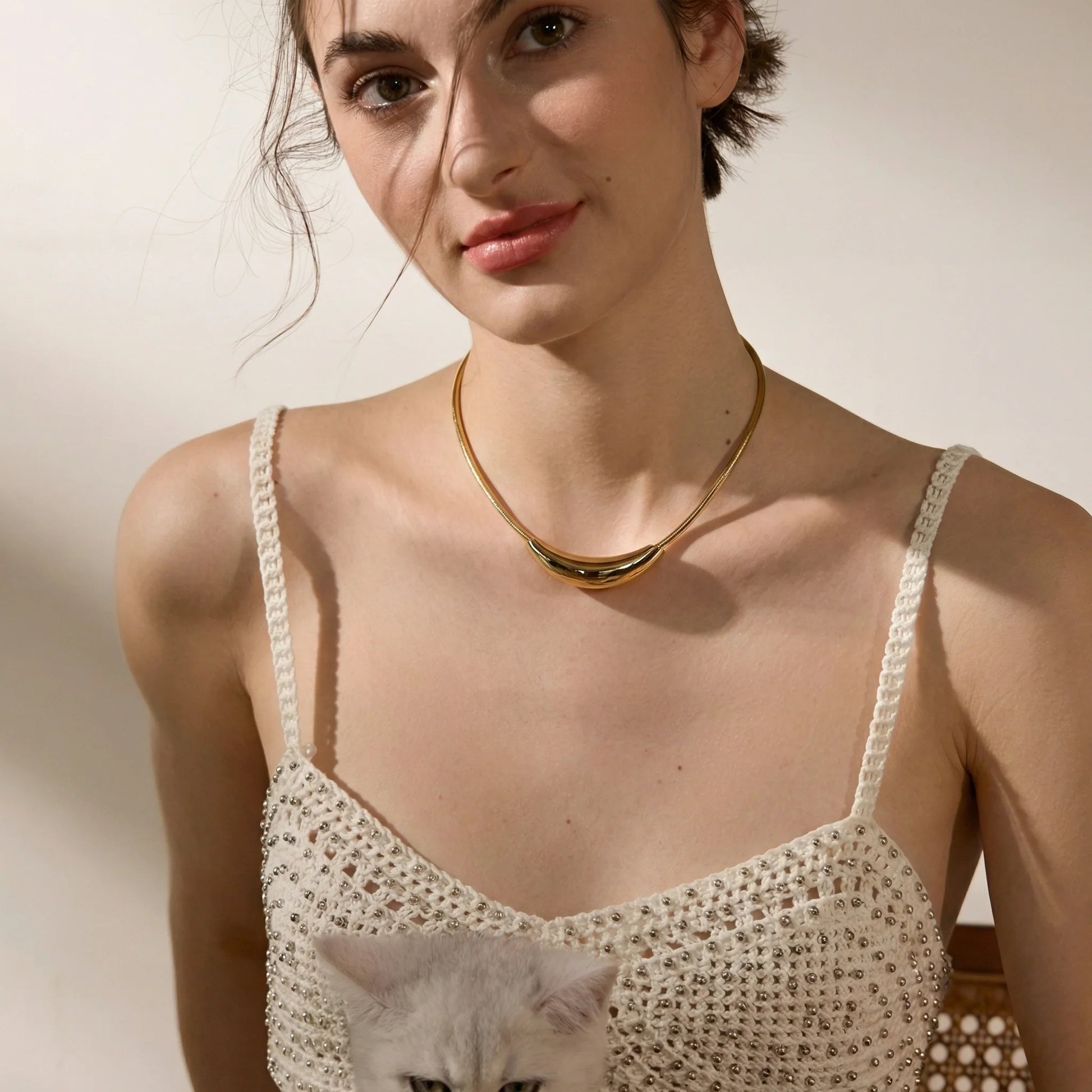 Choker z rzeźbioną linią