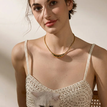 Choker z rzeźbioną linią
