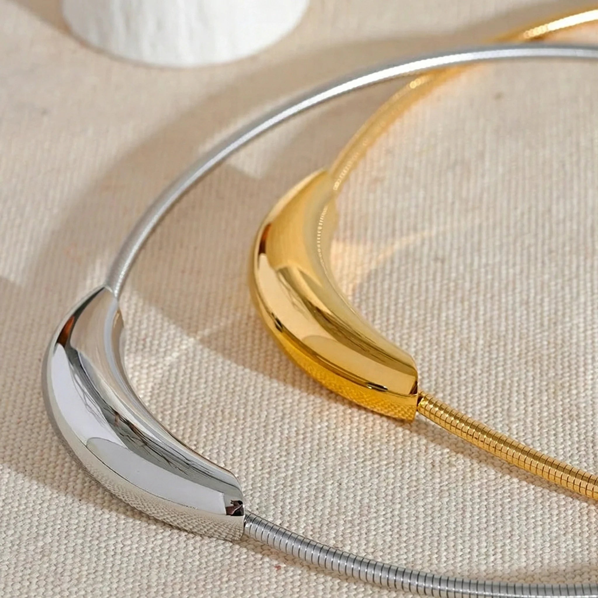 Choker z rzeźbioną linią