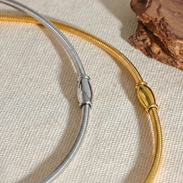 Choker z rzeźbioną linią