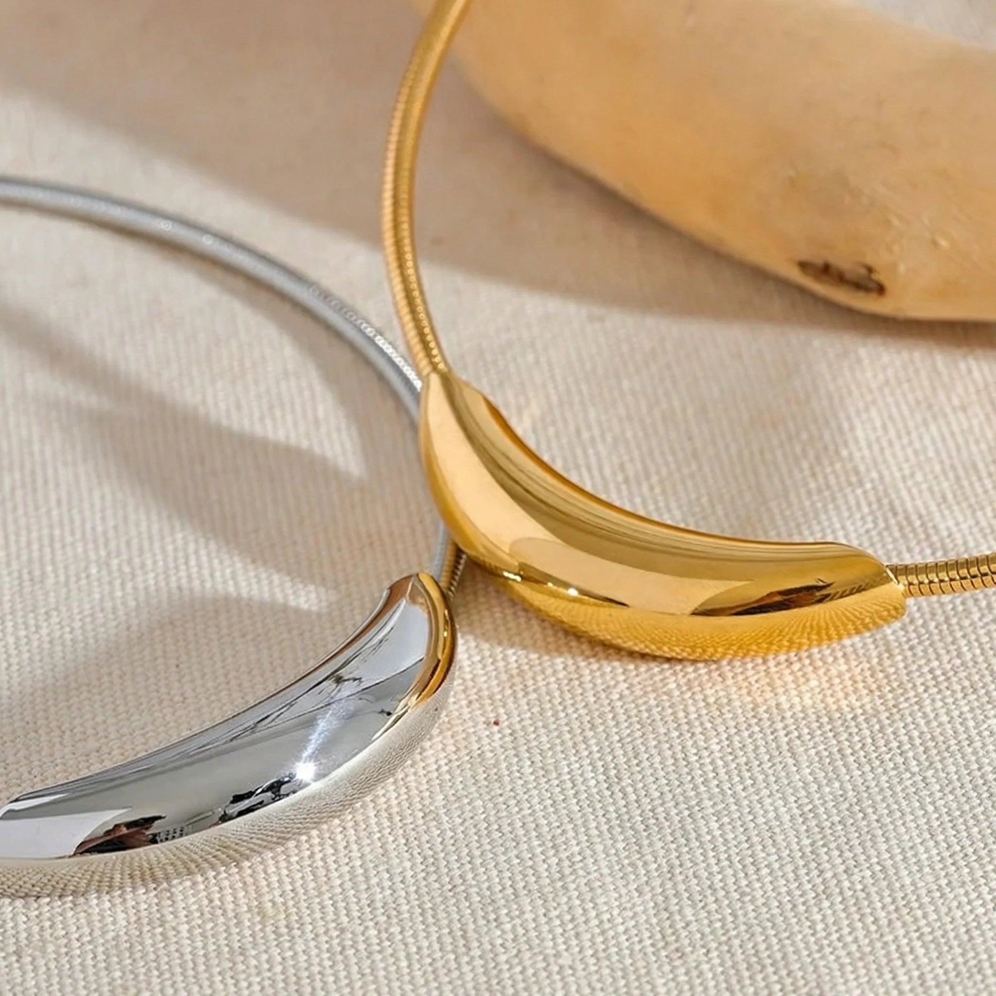 Choker z rzeźbioną linią