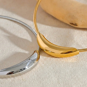 Choker z rzeźbioną linią